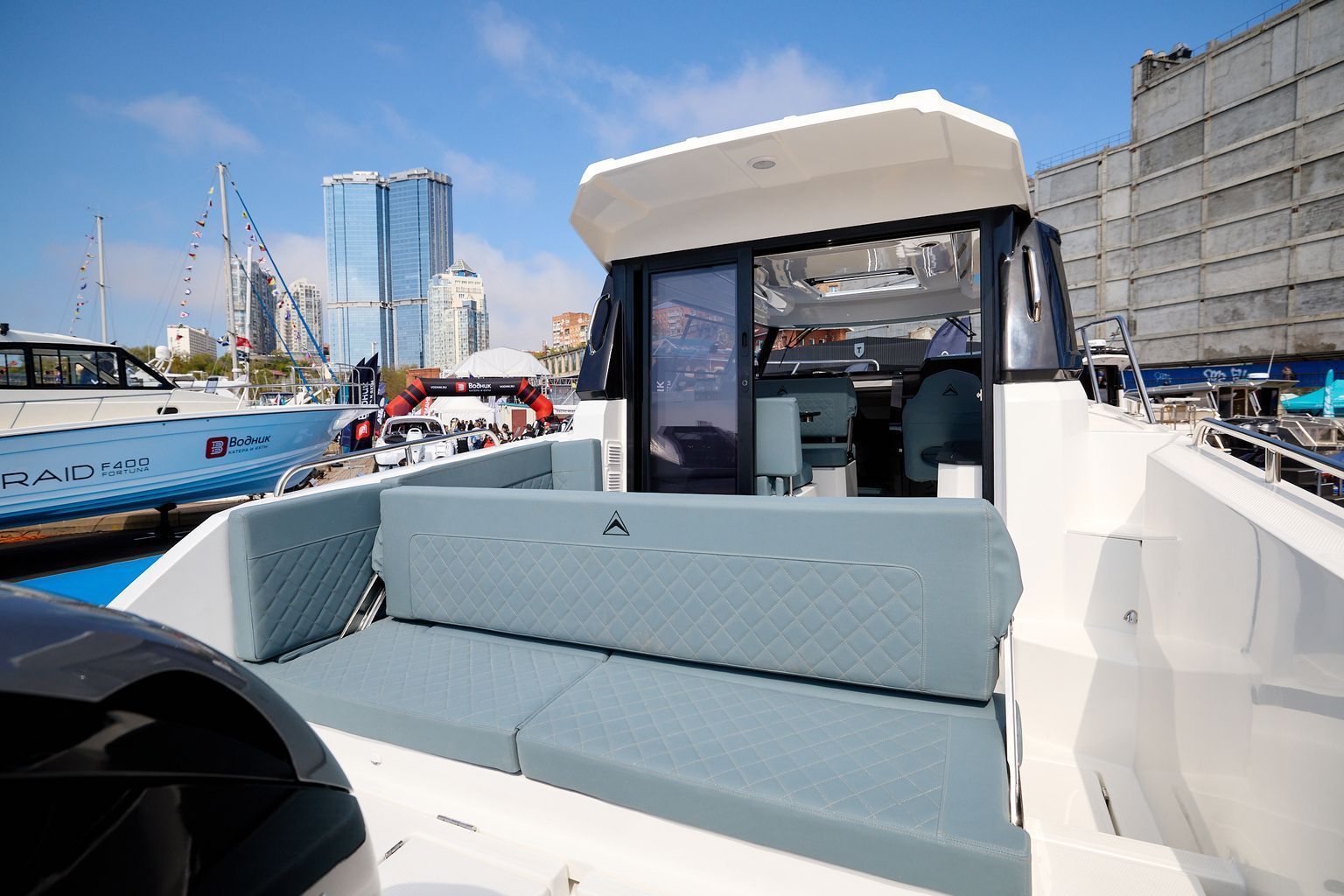 Купить Катер AVANRAID A850 ADVENTURE A850_Z 7ft.ru в интернет магазине Семь Футов