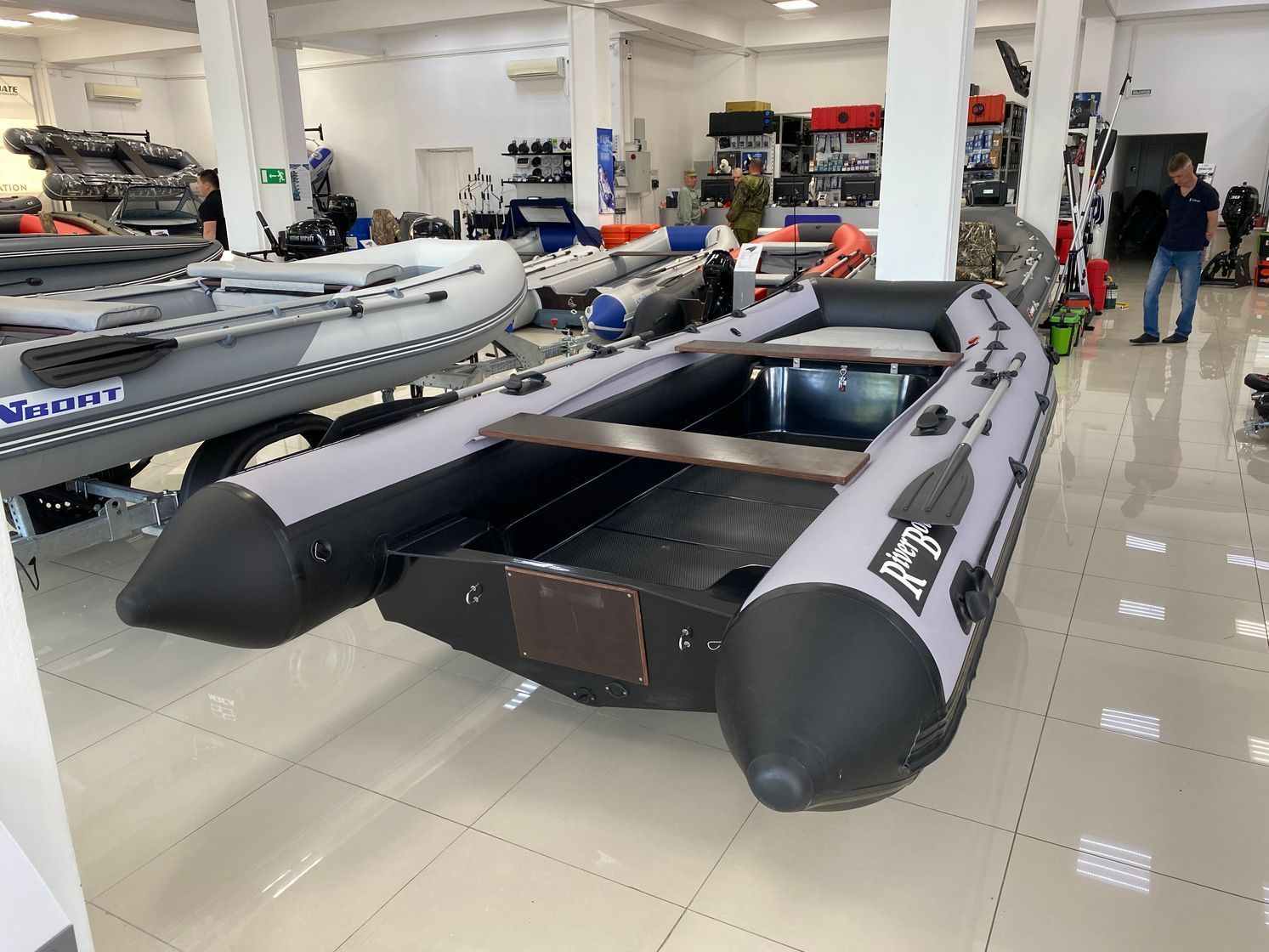 Купить Лодка РИБ (RIB) RiverBoats RB 430, черно-серый, накладка на рундук, утка, корпус графит RBRIB430-N-U-BGG 7ft.ru в интернет магазине Семь Футов
