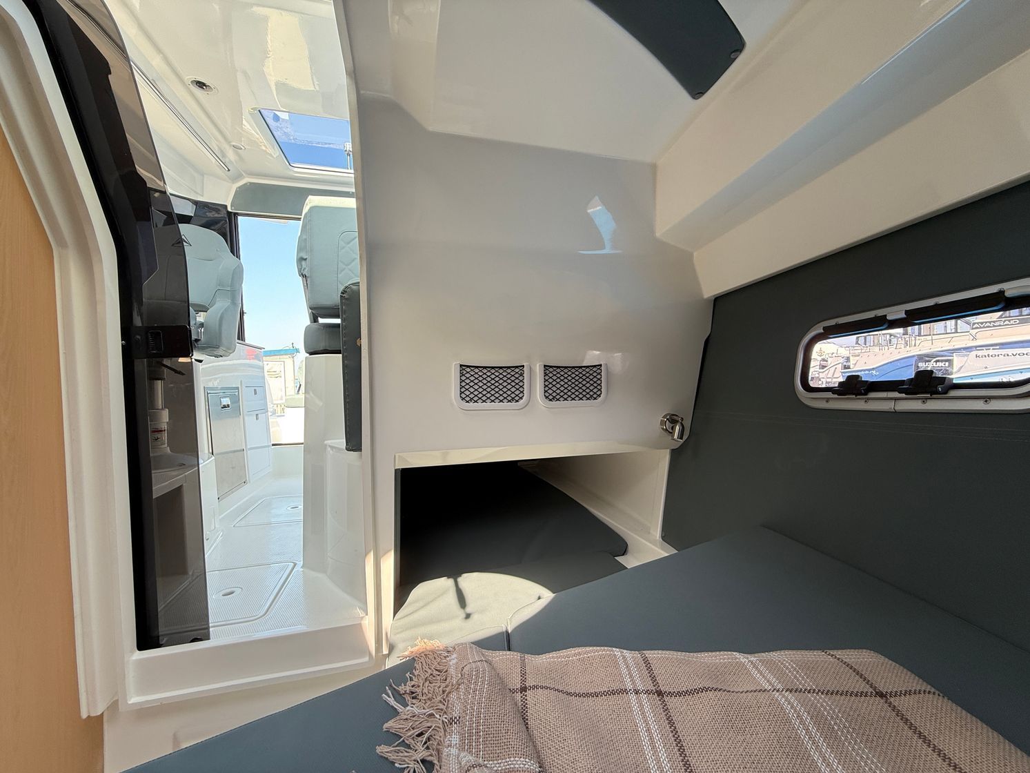 Купить Катер AVANRAID A850 ADVENTURE A850_Z 7ft.ru в интернет магазине Семь Футов