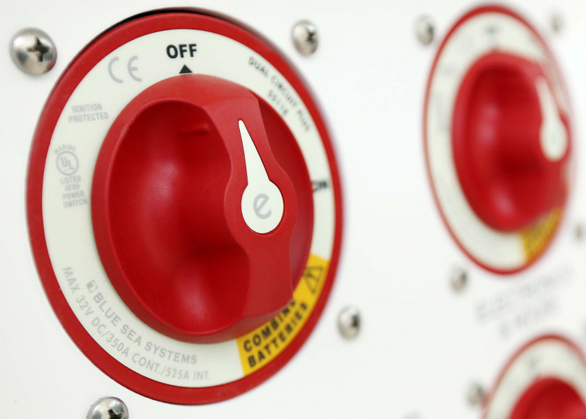 Купить Переключатель АКБ Blue Sea m-Series 6010 32В 300А двухполюсный ВКЛ-ВЫКЛ красный 7ft.ru в интернет магазине Семь Футов