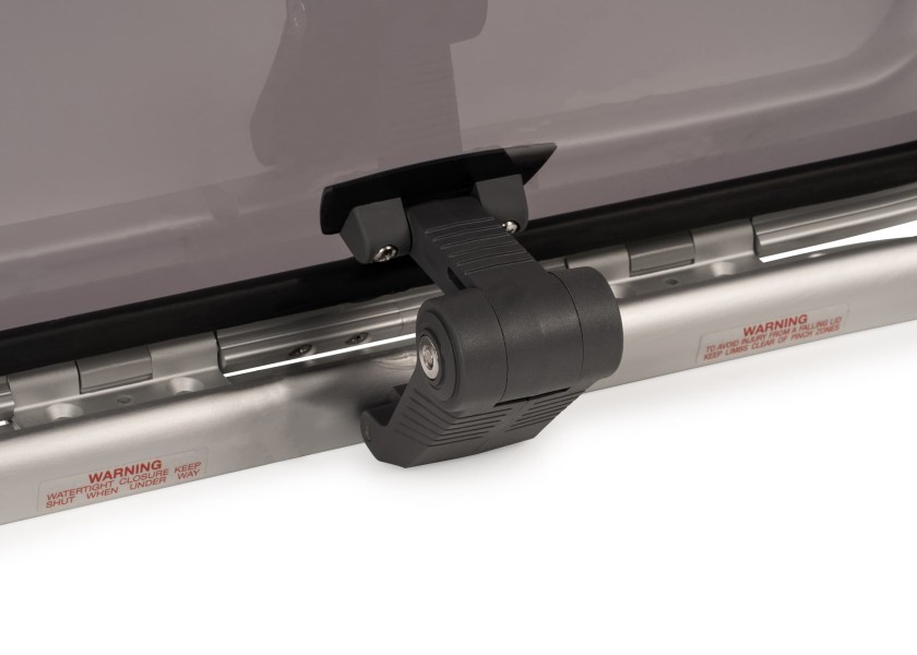 Купить Люк палубный низкопрофильный Lewmar Low Profile 39944030 размер 44 512x512x25мм вырез 442x442мм с самоподдерживающейся крышкой 7ft.ru в интернет магазине Семь Футов