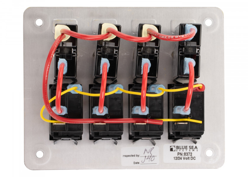 Купить Панель выключателей водонепроницаемая Blue Sea Contura 8372 12/24В 15/45А IP66 4 автомата 133x108мм чёрная 7ft.ru в интернет магазине Семь Футов