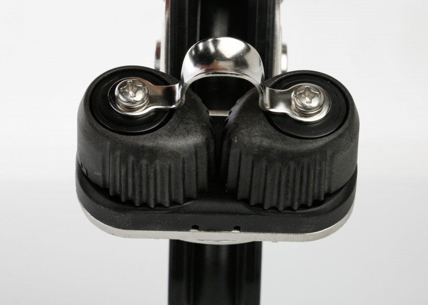 Купить Блок лонготакельный двухобушковый с направляющей скобой и стопором Lewmar Syncro 29926039BK шкив Ø60мм 800/1600кг для троса Ø8-10мм черный 7ft.ru в интернет магазине Семь Футов