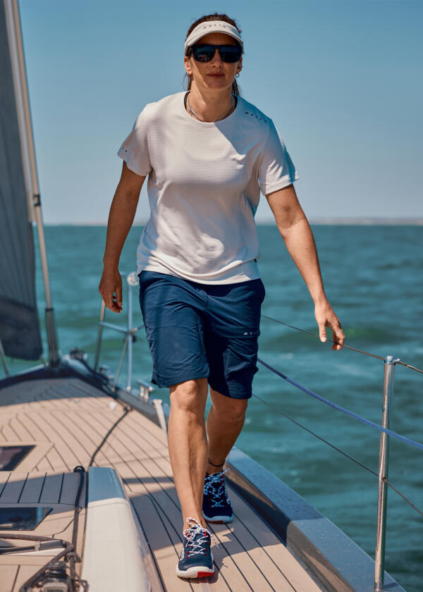 Купить MUSTO Women's Evolution Performance Stretch Shorts / navy 482785-bvs 7ft.ru в интернет магазине Семь Футов