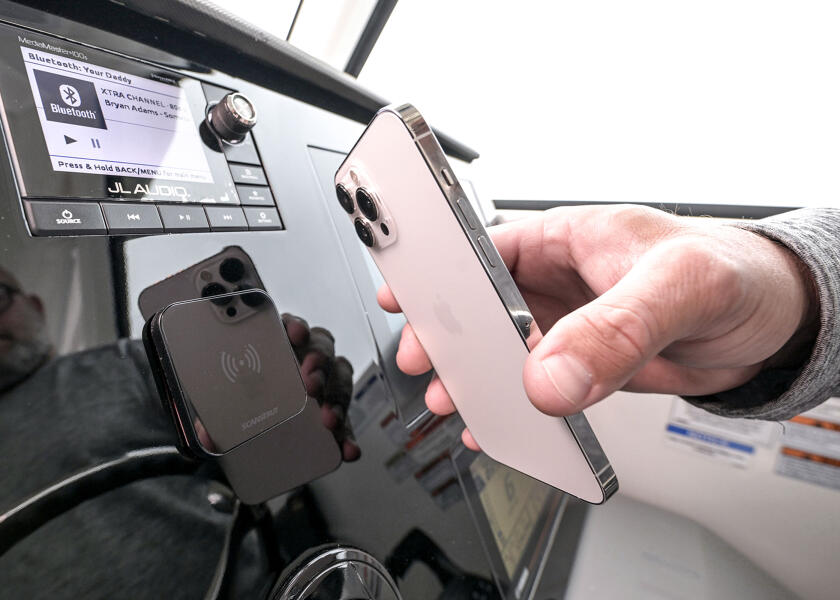 Купить Беспроводное зарядное устройство Scanstrut Ultra SC-CW-14G 12/24В 15Вт 2А 60,5x60,5мм IPX6 магнитное Qi2 для телефонов черное 7ft.ru в интернет магазине Семь Футов