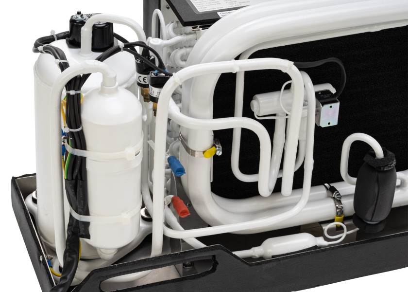 Купить WEBASTO BlueCool S20 / Кондиционер мощностью 20 000 БТЕ / с соединительным материалом и насосом для забортной воды 7ft.ru в интернет магазине Семь Футов