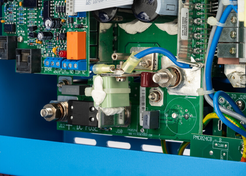 Купить Компактный инвертор Victron CIN122200000 Phoenix 7ft.ru в интернет магазине Семь Футов