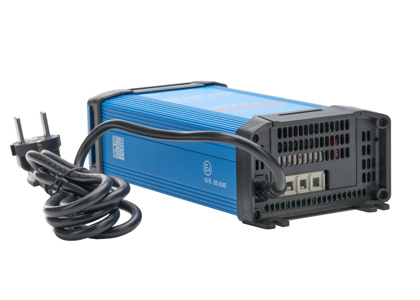Купить VICTRON BPC123048002 Blue Smart Charger IP22 12 В / 30 А / 3 зарядных выхода 7ft.ru в интернет магазине Семь Футов