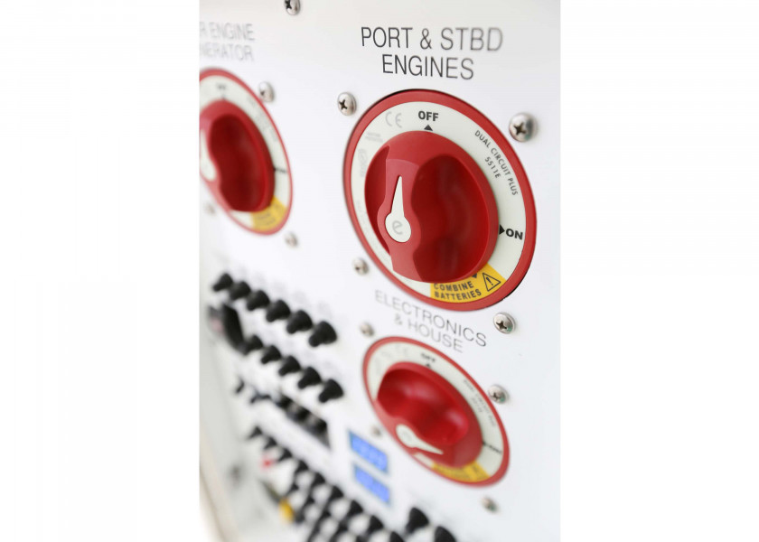 Купить Переключатель АКБ Blue Sea m-Series 6010 32В 300А двухполюсный ВКЛ-ВЫКЛ красный 7ft.ru в интернет магазине Семь Футов