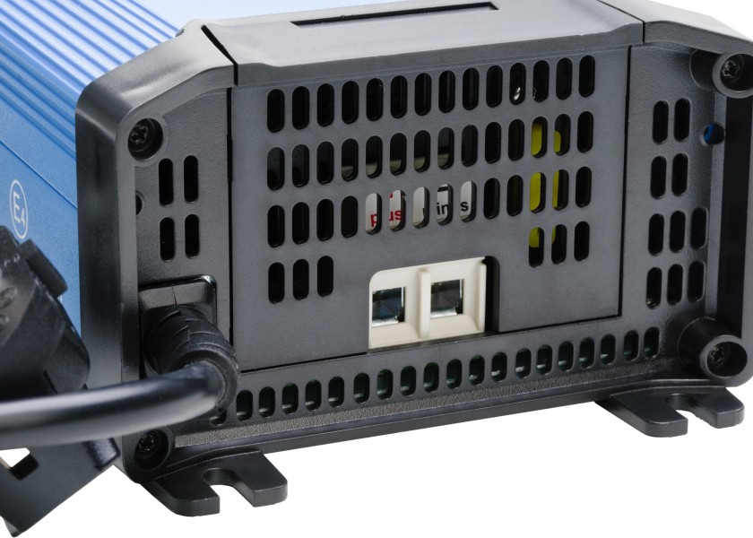 Купить Victron energy BPC121542002 Blue Smart IP22 12/15 1 Output зарядное устройство Голубой Blue 7ft.ru в интернет магазине Семь Футов