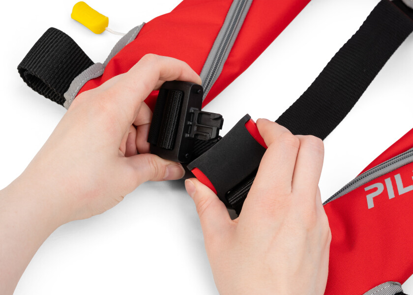 Купить Ручной надувной спасательный жилет Plastimo Pilot165 66781 165N 40кг из нейлона красный 7ft.ru в интернет магазине Семь Футов