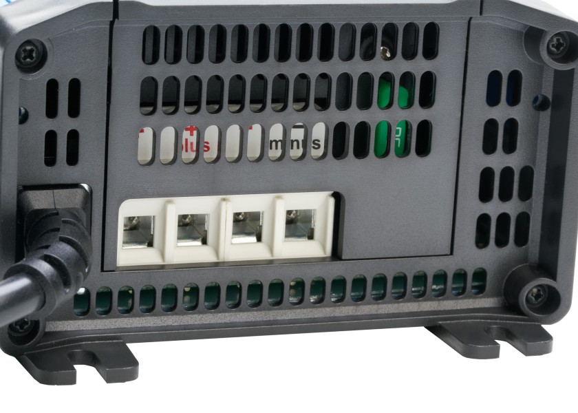 Купить VICTRON BPC122044002 Blue Smart Charger IP22 12 В / 20 А / 3 зарядных выхода 7ft.ru в интернет магазине Семь Футов