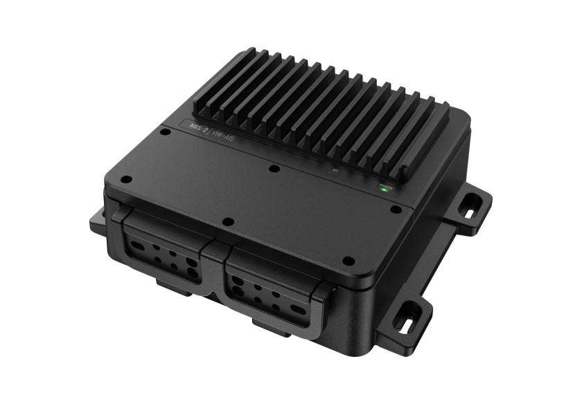 Купить SIMRAD Морская радиостанция RS100-B Black Box VHF / со встр. Транспондер АИС 7ft.ru в интернет магазине Семь Футов