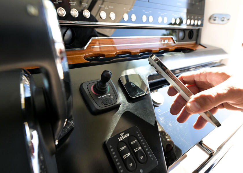 Купить Беспроводное зарядное устройство Scanstrut Ultra SC-CW-14G 12/24В 15Вт 2А 60,5x60,5мм IPX6 магнитное Qi2 для телефонов черное 7ft.ru в интернет магазине Семь Футов