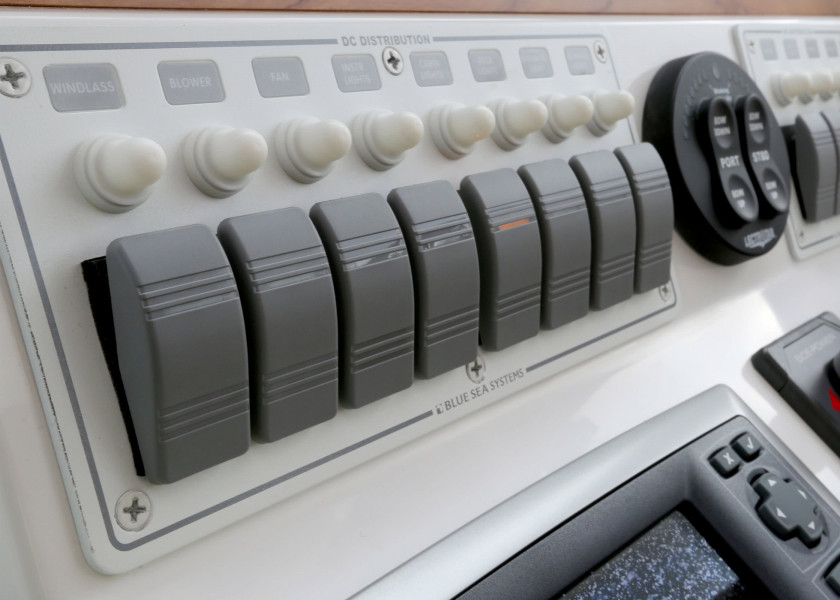 Купить BLUE SEA 8271 Водонепроницаемый распределительный щит Contura, 8-секционный/белый 33080-bvs 7ft.ru в интернет магазине Семь Футов