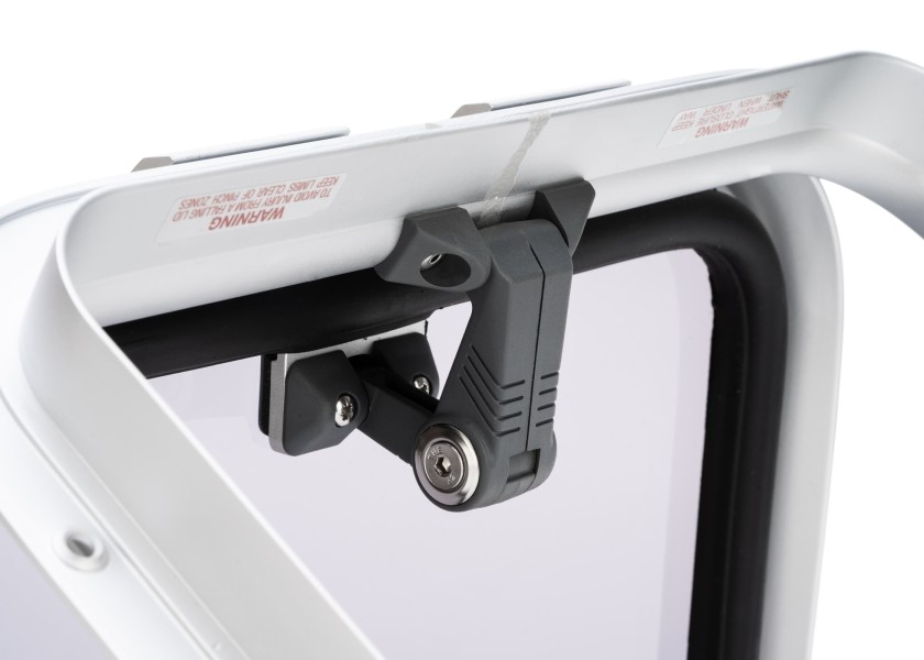 Купить Люк палубный водонепроницаемый Lewmar Ocean 39620070 266x411x39,5мм основание 25мм размер 20 7ft.ru в интернет магазине Семь Футов