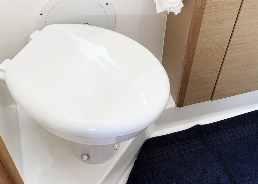 Купить Унитаз судовой автоматический Johnson Pump AquaT Comfort 80-47232-01 12 В с трехпозиционной панелью управления 7ft.ru в интернет магазине Семь Футов