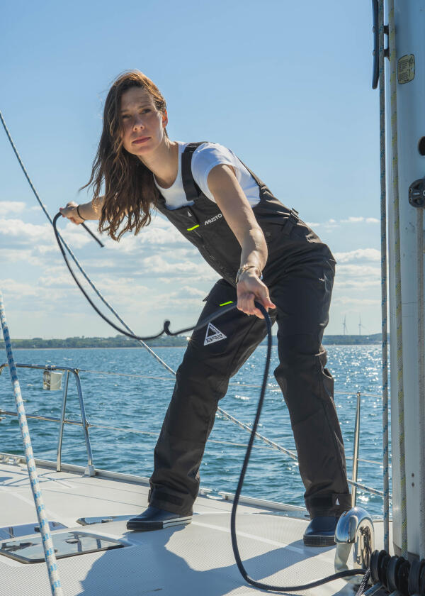 Купить MUSTO 88154_991-14 Женские брюки BR2 Offshore 2.0 на молнии спереди / черный / Размер одежды: 42 7ft.ru в интернет магазине Семь Футов