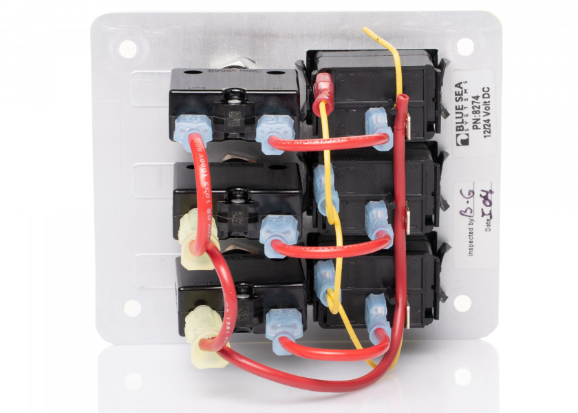 Купить Панель выключателей водонепроницаемая Blue Sea Contura 8274 12/24В 15/45А IP66 3 автомата 114x95мм белая 7ft.ru в интернет магазине Семь Футов