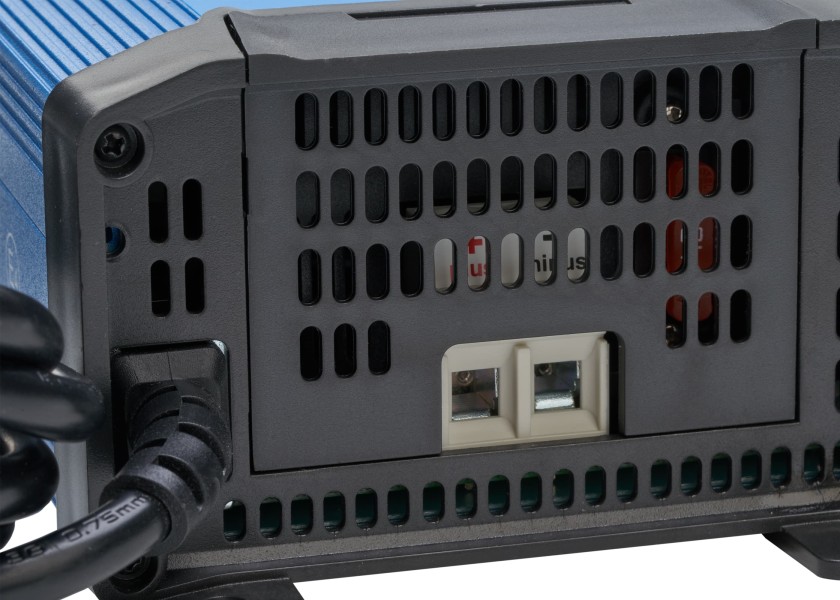 Купить VICTRON BPC123047002 Умное зарядное устройство синего цвета IP22 12 В / 30 А 7ft.ru в интернет магазине Семь Футов