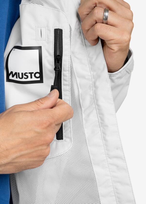 Купить MUSTO 82006-841-S Мужская куртка SARDINIA 2.0 / платиновый / Размер одежды: S 7ft.ru в интернет магазине Семь Футов