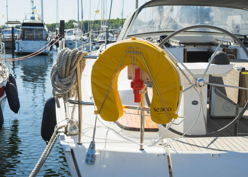 Купить SEAGO Horseshoe Lifebuoy / yellow / with bracket and SOLAS light 55928-bvs 7ft.ru в интернет магазине Семь Футов