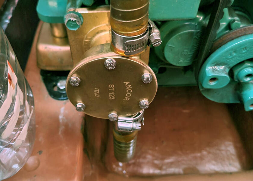 Купить Seawater Pump / Impeller Pump for Volvo Penta MD 2030/2040 57133-bvs 7ft.ru в интернет магазине Семь Футов