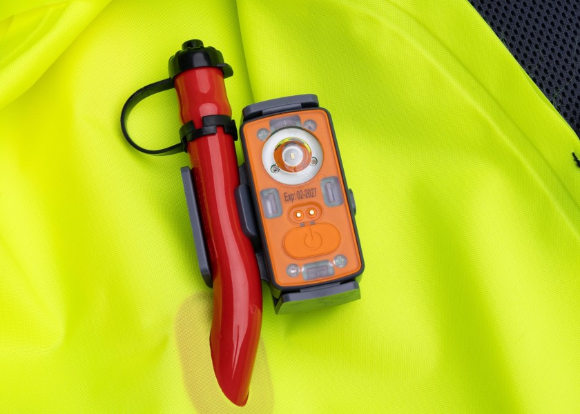 Купить SOLAS Life Jacket Light with Clip for Mouth Inflation Valve 99139-bvs 7ft.ru в интернет магазине Семь Футов