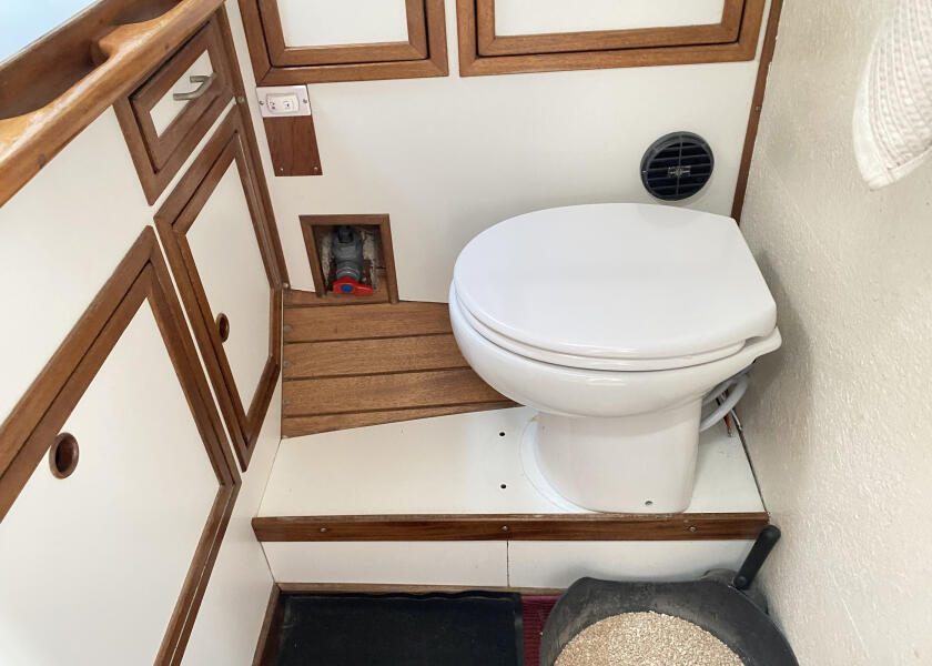 Купить SANIMARIN 31 Морской туалет COMFORT / 12 В / насос для забортной воды 7ft.ru в интернет магазине Семь Футов