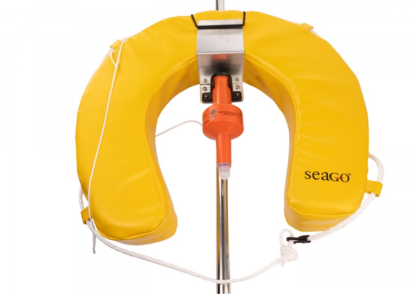 Купить SEAGO Horseshoe Lifebuoy / yellow / with bracket and SOLAS light 55928-bvs 7ft.ru в интернет магазине Семь Футов