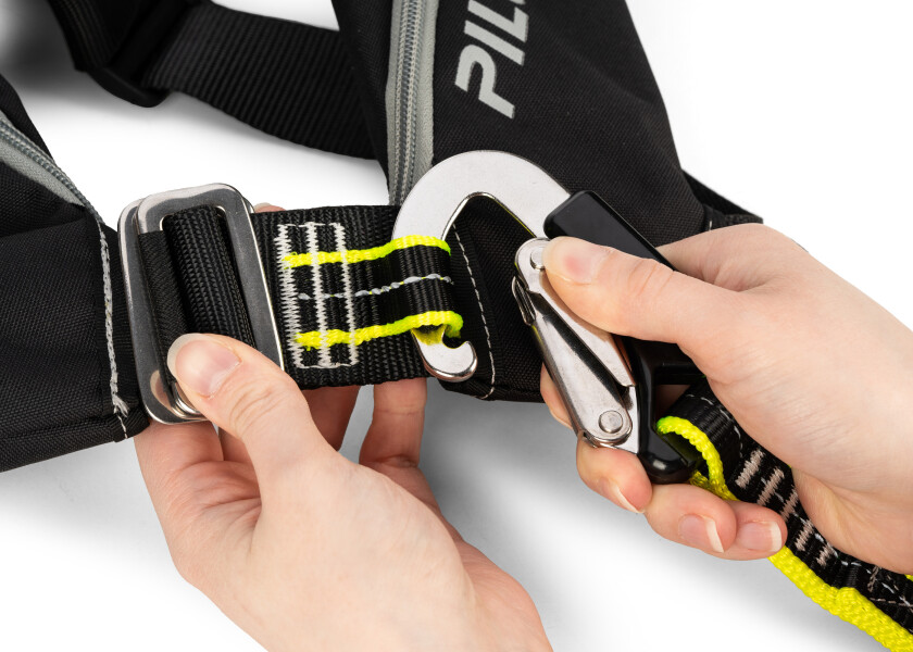 Купить Автоматический надувной спасательный жилет Plastimo Pilot165 66805 165N 40кг со страховочной петлей из нейлона черный 7ft.ru в интернет магазине Семь Футов