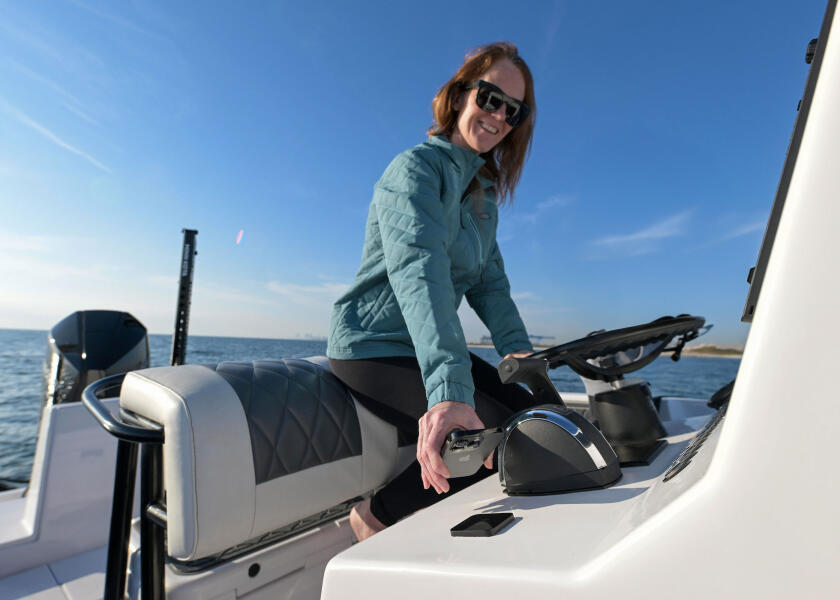 Купить Беспроводное зарядное устройство Scanstrut Ultra SC-CW-14G 12/24В 15Вт 2А 60,5x60,5мм IPX6 магнитное Qi2 для телефонов черное 7ft.ru в интернет магазине Семь Футов