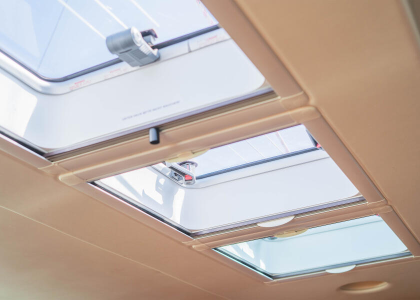 Купить Люк палубный водонепроницаемый Lewmar Ocean 39644070 509x509x43мм основание 25мм размер 44 7ft.ru в интернет магазине Семь Футов