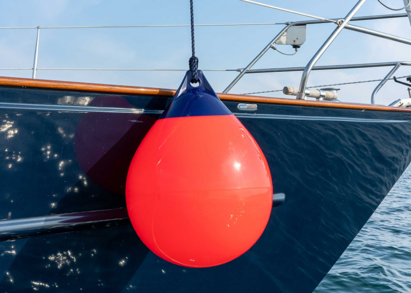 Купить POLYFORM U.S. A-Series Ball Fender / red 13780-bvs 7ft.ru в интернет магазине Семь Футов