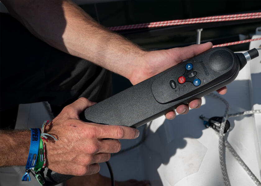 Купить Румпельный автопилот Simrad TillerPilot TP10 610x105x60мм 12В рабочий ход 250мм тяга 65кг длина судна до 9,75м винтовая резьба 7ft.ru в интернет магазине Семь Футов