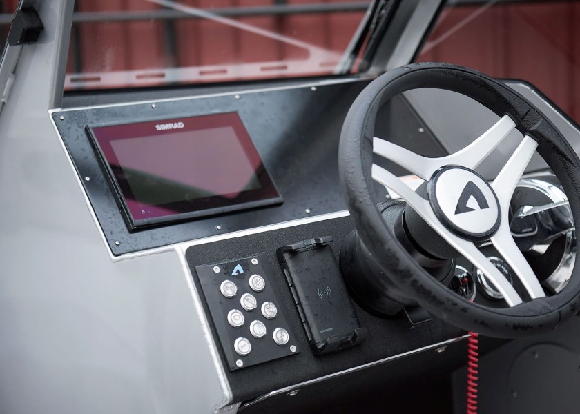 Купить Держатель с беспроводной зарядкой Scanstrut ROKK Active SC-CW-04F 12/24В 10Вт 142x74мм IPX6 для смартфонов черный 7ft.ru в интернет магазине Семь Футов