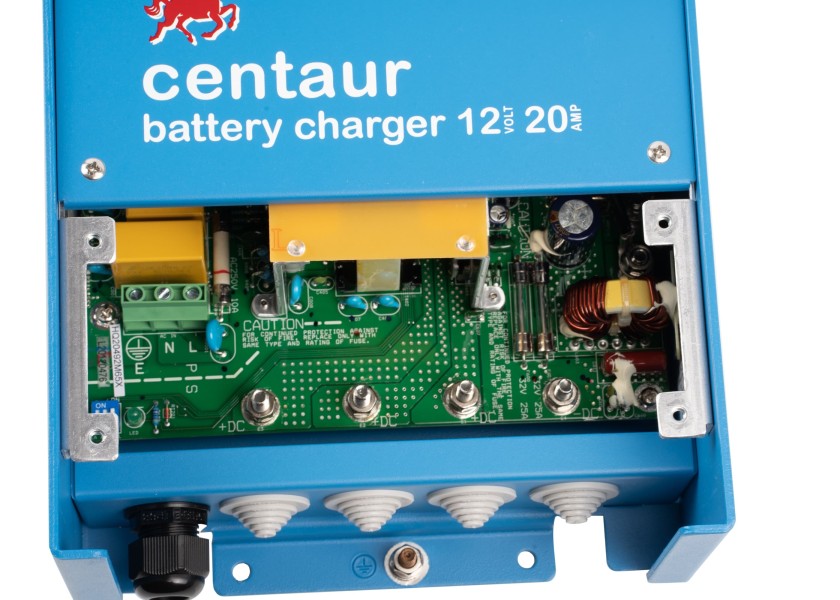 Купить VICTRON CCH012020000 CENTAUR 12В/20А Зарядное устройство/3 выхода 7ft.ru в интернет магазине Семь Футов
