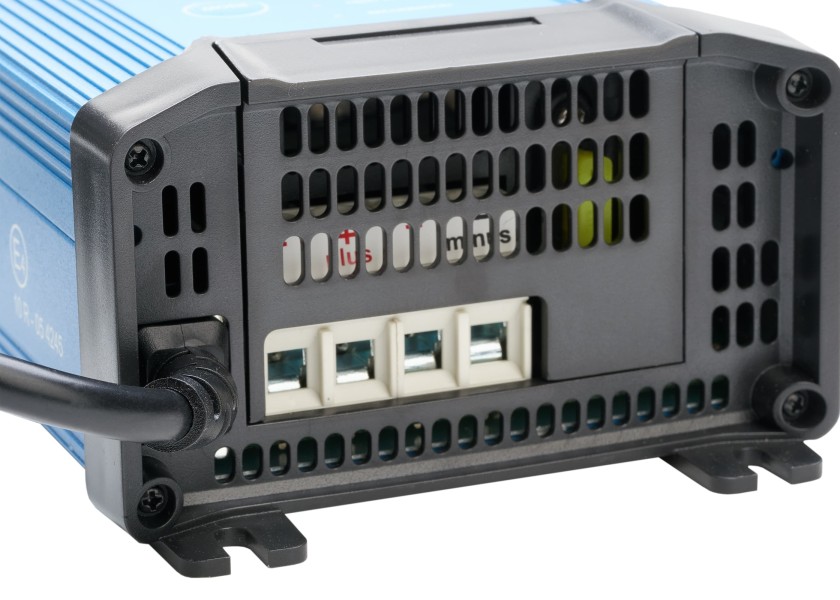 Купить VICTRON BPC241648002 Blue Smart Charger IP22 24 В / 16 А / 3 зарядных выхода 7ft.ru в интернет магазине Семь Футов