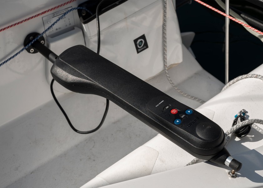 Купить Румпельный автопилот Simrad TillerPilot TP32 610x105x60мм 12В рабочий ход 250мм тяга 85кг длина судна до 11,27м шарико-винтовая передача с рециркуляцией 7ft.ru в интернет магазине Семь Футов