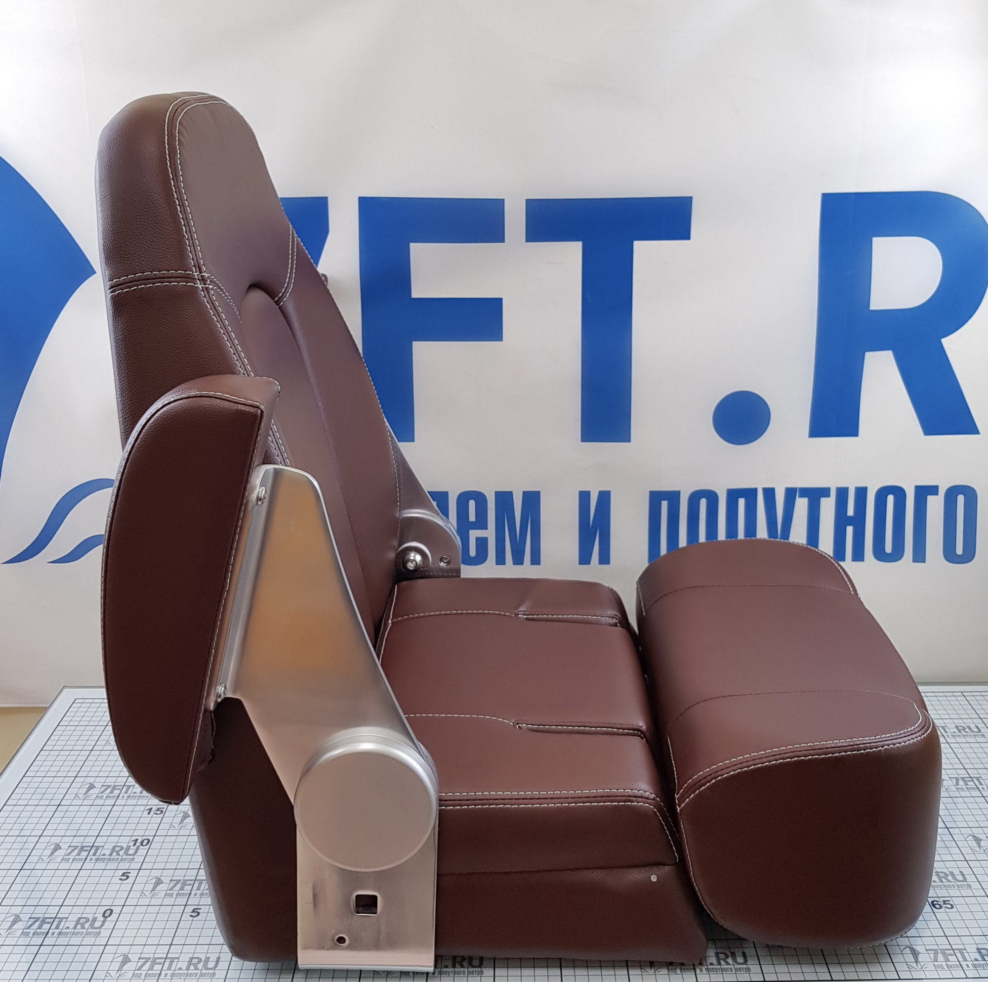 Купить Судовое кресло Vetus V-quipment Seaman CHSEAMMB 590x610x590мм коричневато-красное с белыми швами поставляется без стойки 7ft.ru в интернет магазине Семь Футов
