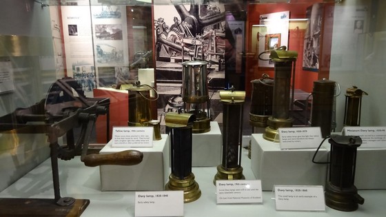 lampa_devi_e_thomas&williams_cambrian_miners_4126l_90x250mm_15-20ch_100ml_shaxterskaya_s_verxom_iz_latuni_dlya_blagodatnogo_olimpijskogo_ognya_6_mini.jpg