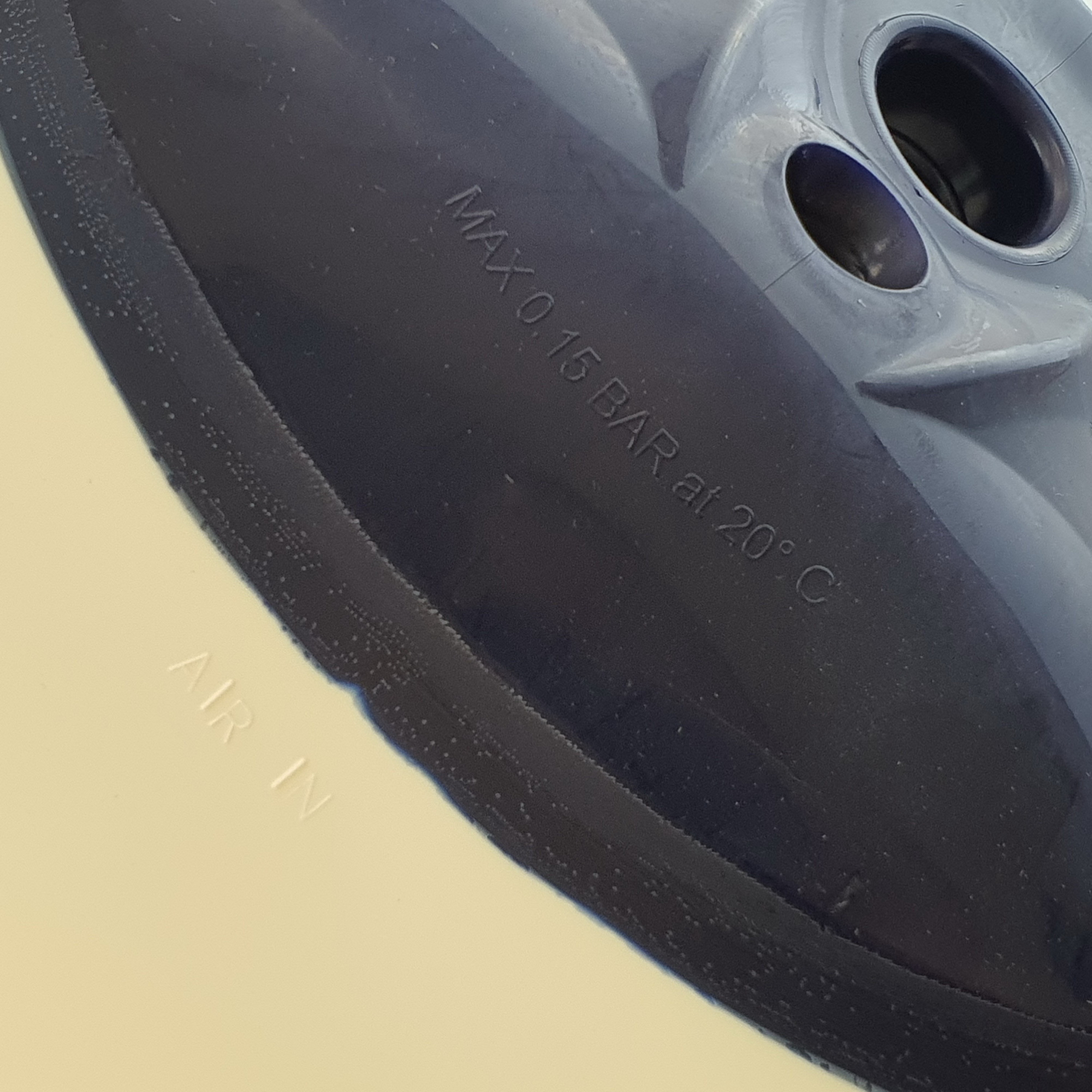 Купить Кранец швартовый Polyform F11 Ø590x1455мм 275л надувной из белого/синего ПВХ для судов от 18м 7ft.ru в интернет магазине Семь Футов