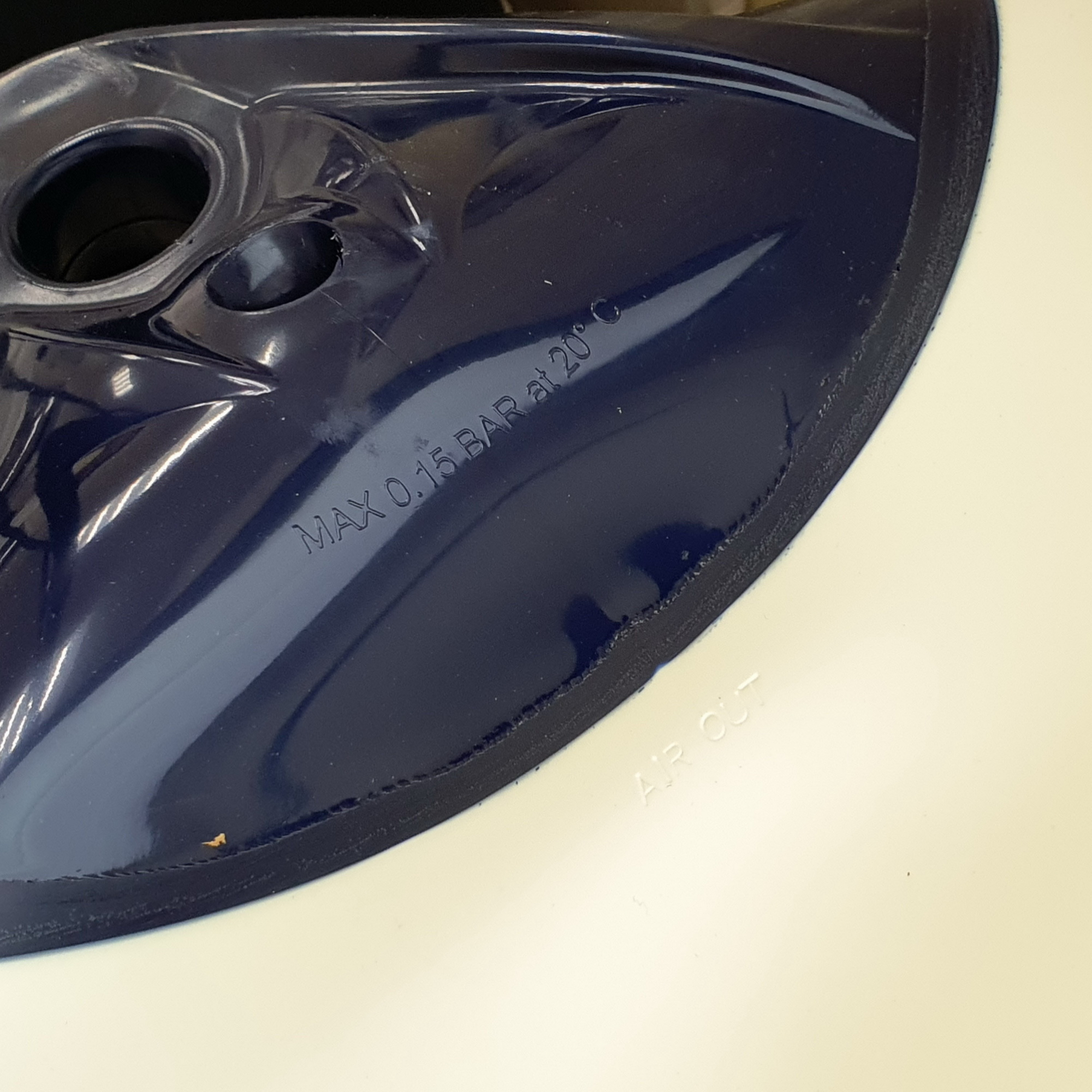 Купить Кранец швартовый Polyform F11 Ø590x1455мм 275л надувной из белого/синего ПВХ для судов от 18м 7ft.ru в интернет магазине Семь Футов