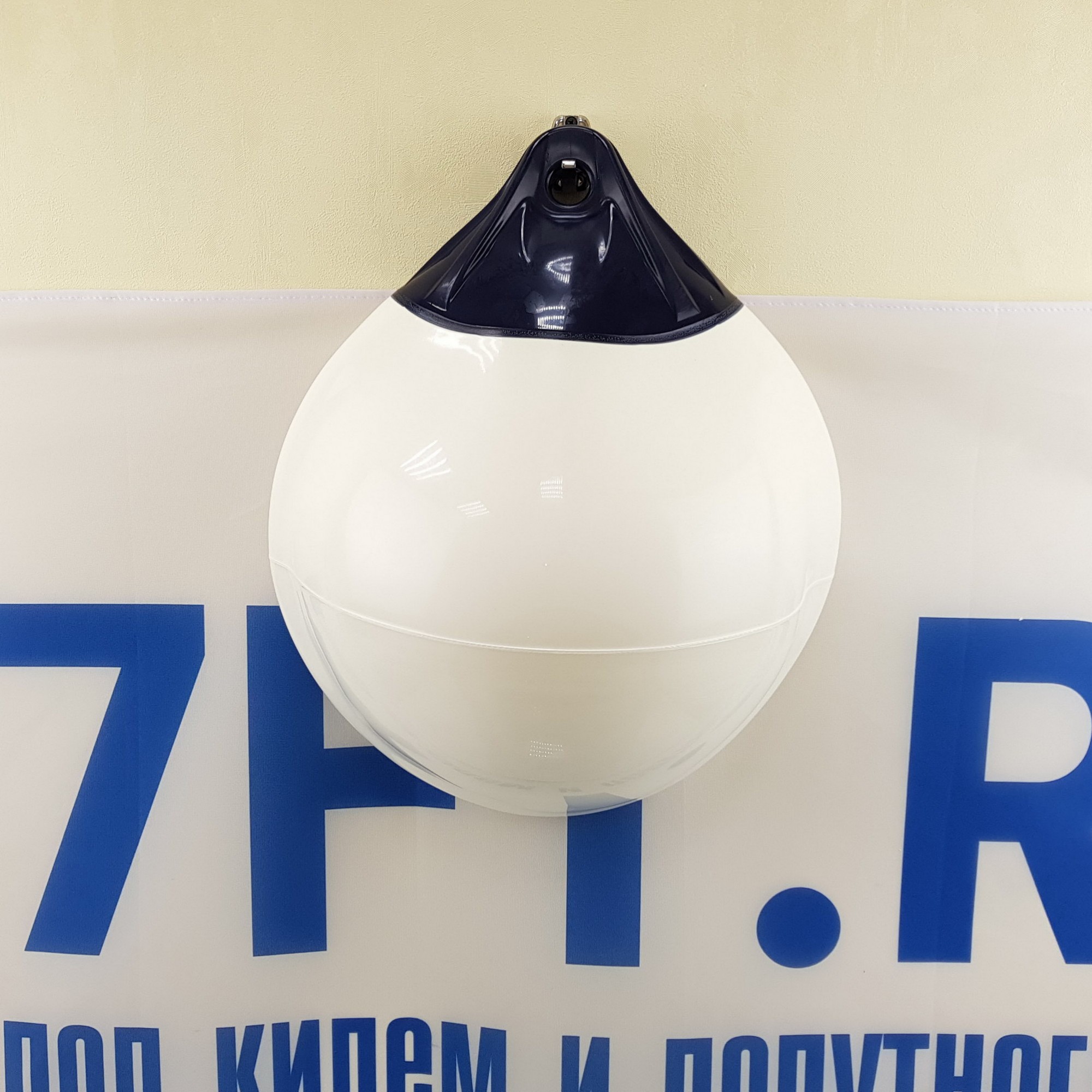 Купить Буй надувной Polyform A2 WTA-2/02 Ø400x510мм из белой виниловой пластмассы с синим рымом 7ft.ru в интернет магазине Семь Футов