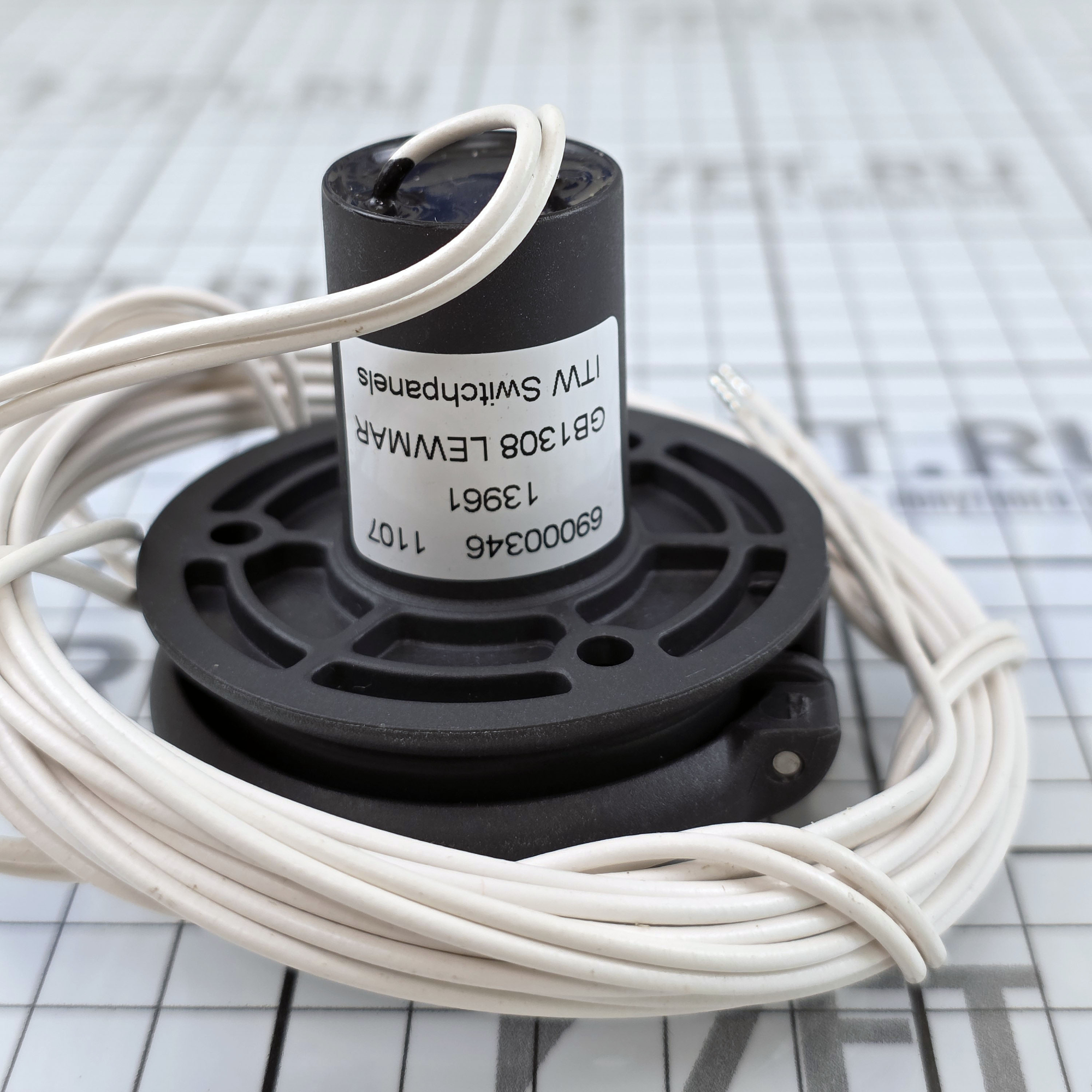 Купить Палубная кнопка из композитных материалов Lewmar 69000346 7ft.ru в интернет магазине Семь Футов