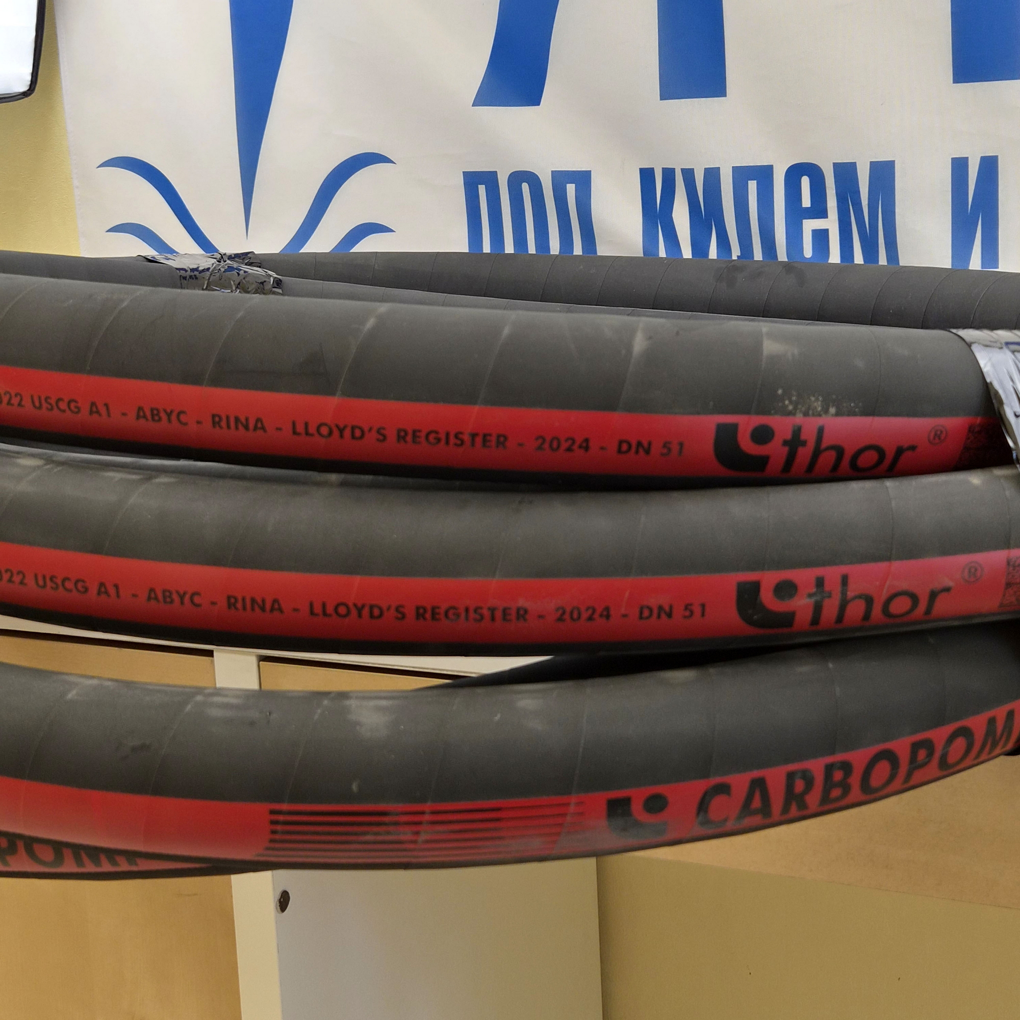 Купить Специальный топливный шланг Hoses Technology Carbopomp/M/15T TGLSL007051065020 Ø65ммx20м внутренний Ø51мм >10бар для дизельного топлива, биодизельного топлива и неэтилированного топлива из чёрной резины армированной синтетической нитью 7ft.ru в интернет магазине Семь Футов