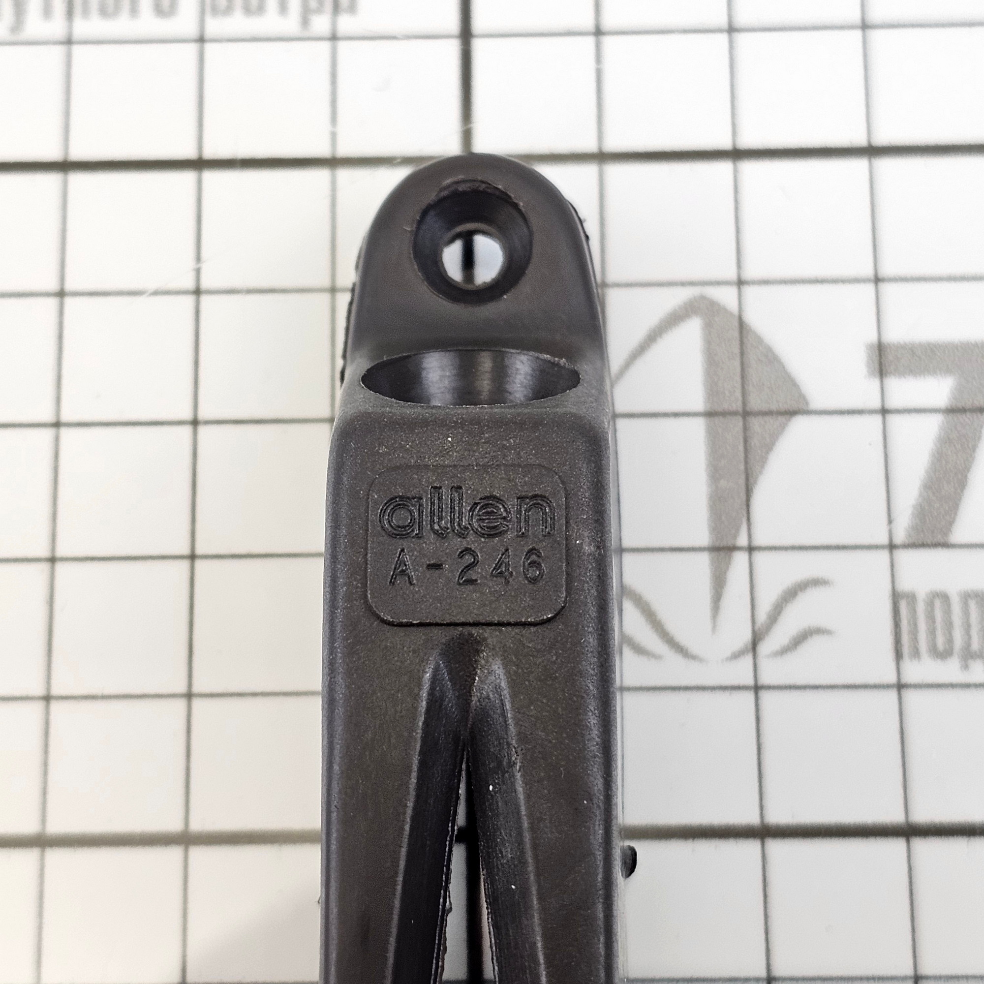 Купить Стопор щелевой V-образный Allen Brothers Medium A.246 97,5x23,5x19,5мм из черного нейлона для тросов Ø2-8мм 7ft.ru в интернет магазине Семь Футов