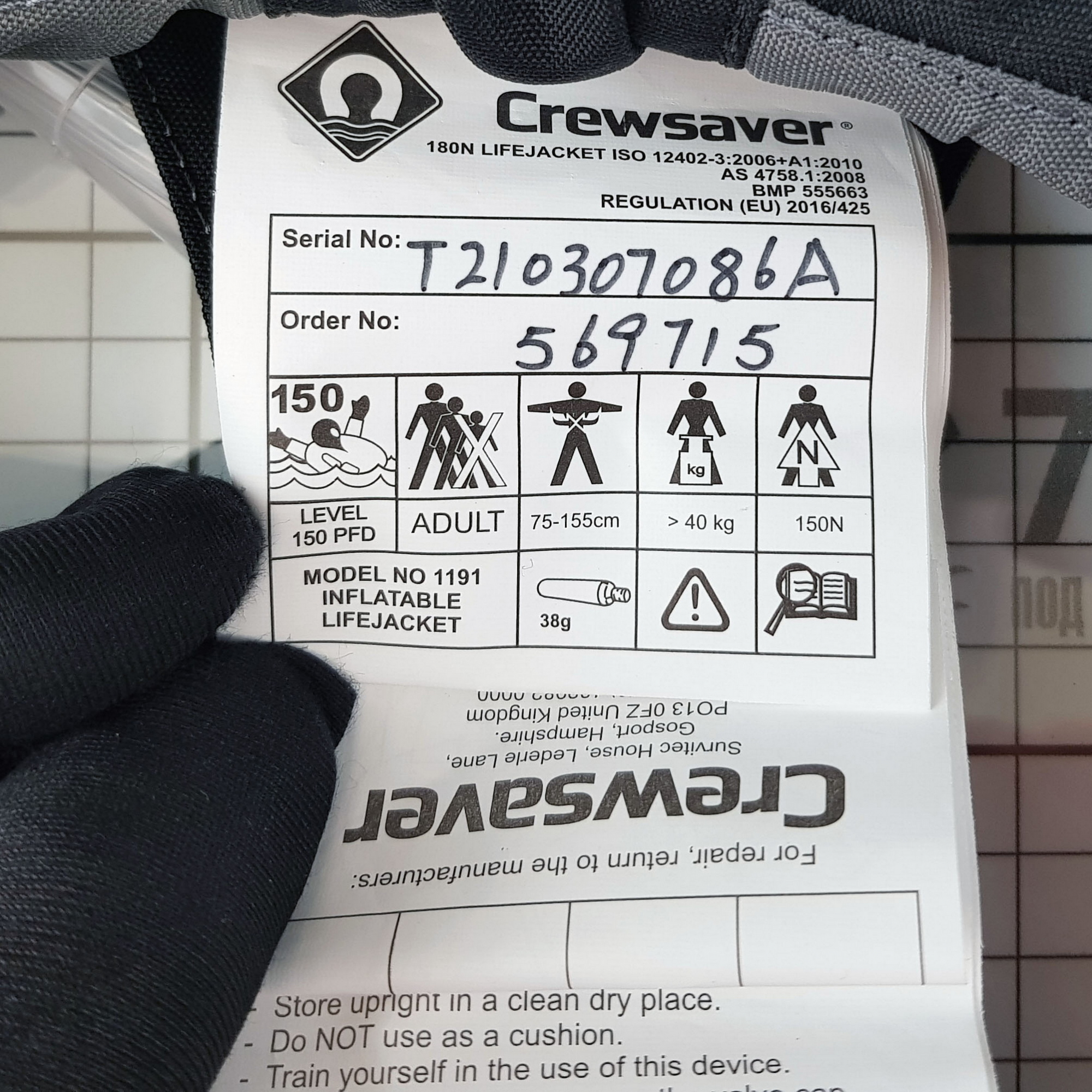 Купить Надувной спасательный жилет CrewSaver Crewfit 180N Pro 9020BRA чёрный/красный с автоматическим пусковым механизмом 7ft.ru в интернет магазине Семь Футов