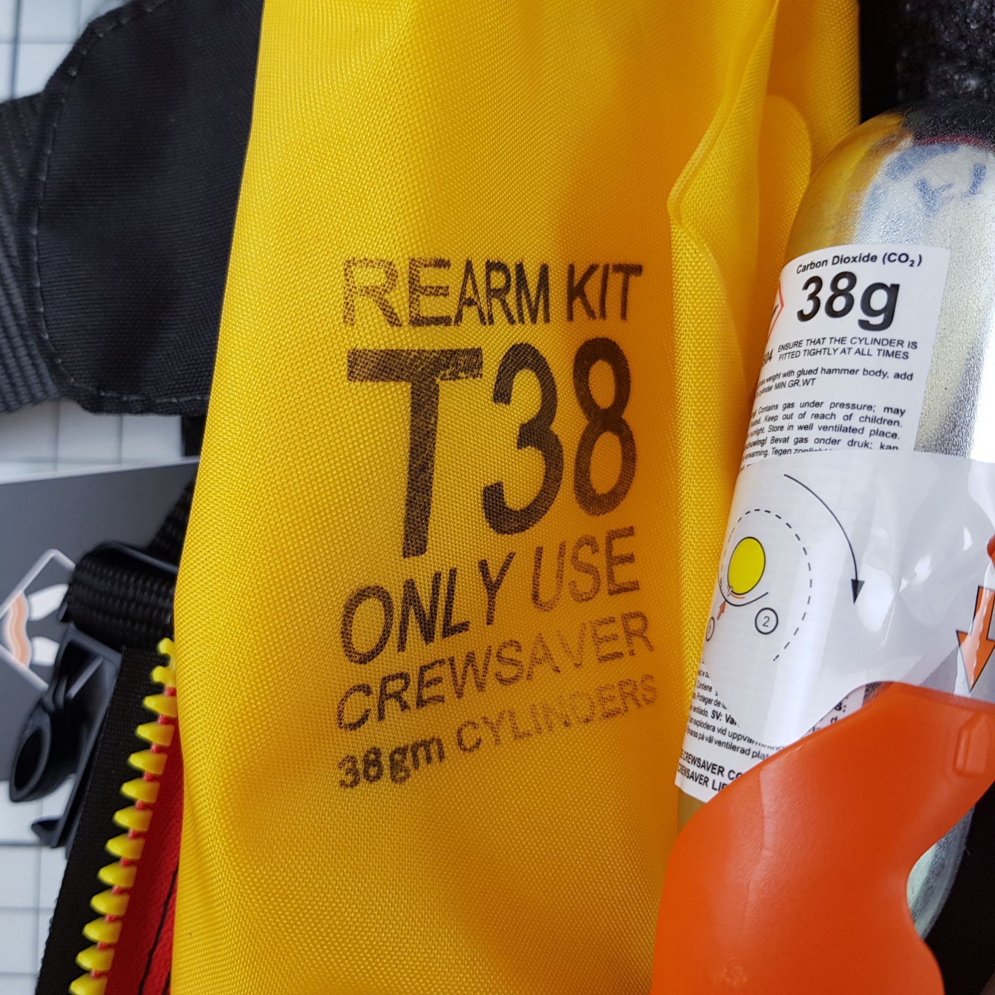 Купить Надувной спасательный жилет CrewSaver Crewfit 180N Pro 9020BRA чёрный/красный с автоматическим пусковым механизмом 7ft.ru в интернет магазине Семь Футов