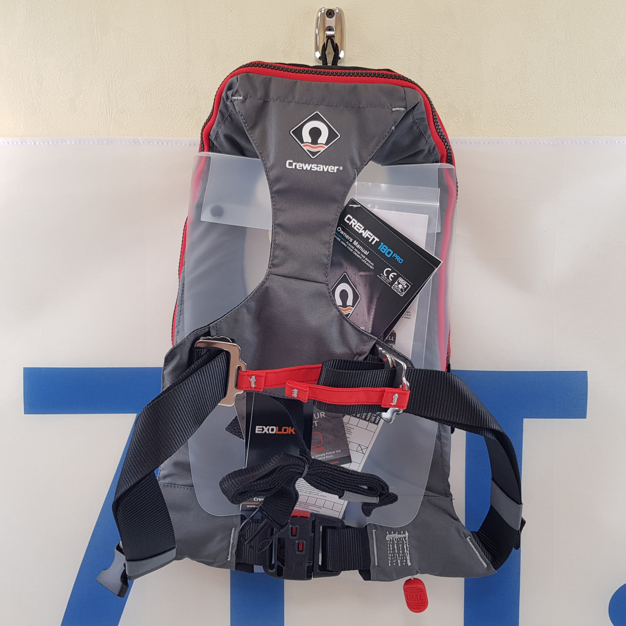Купить Надувной спасательный жилет CrewSaver Crewfit 180N Pro 9020BRA чёрный/красный с автоматическим пусковым механизмом 7ft.ru в интернет магазине Семь Футов